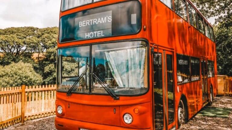 O hotel-ônibus inspirado em um livro de Agatha Christie