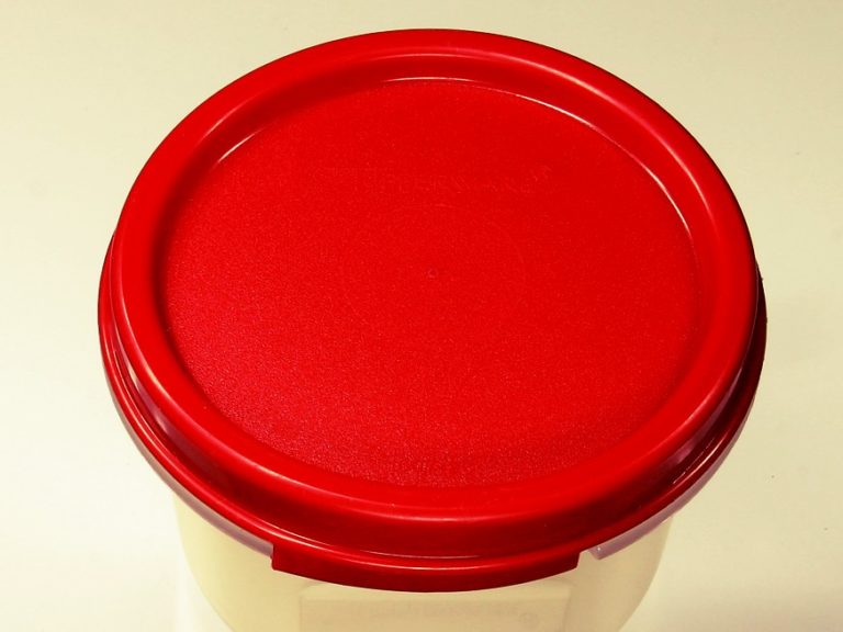 Garçom canibal corta a mãe em 1000 pedaços e serve para o cachorro