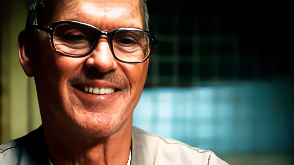 Michael Keaton em cena de O Homem que Sussurra, suspense da Netflix