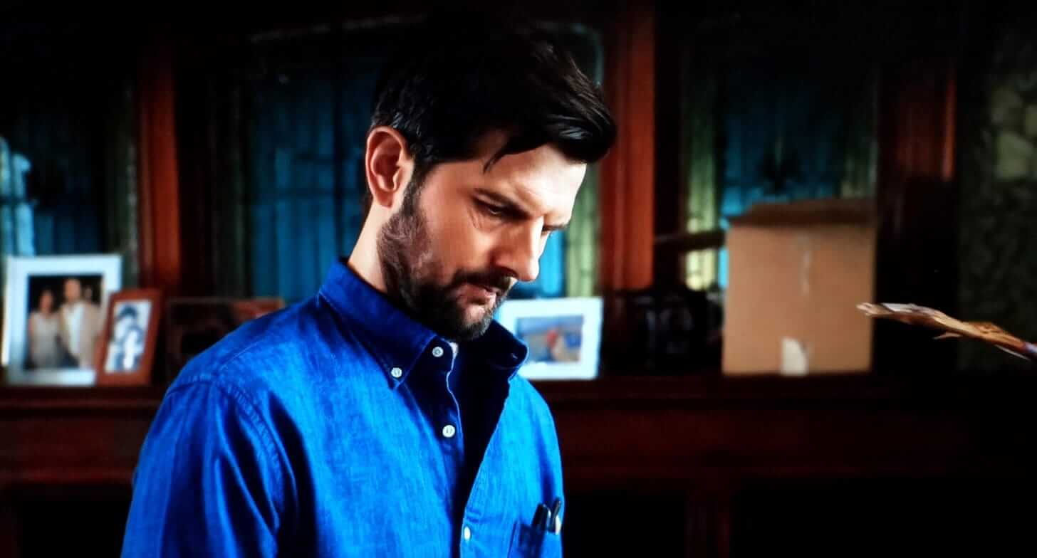 Adam Scott em O Homem que Sussurra, filme da Netflix